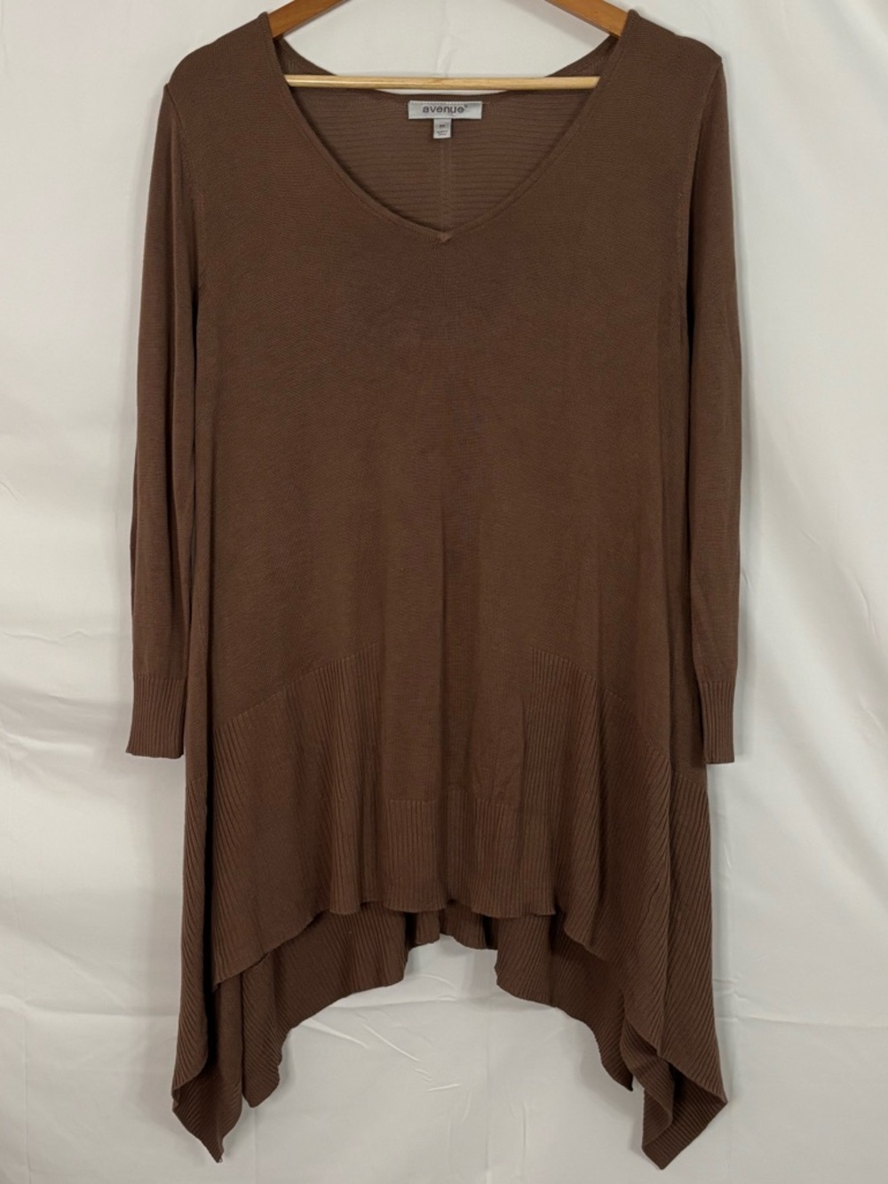 Avenue Deep Mocha V-Neck; Shark-Bite Hem Lightweight Tunic Sweater in Size 0X